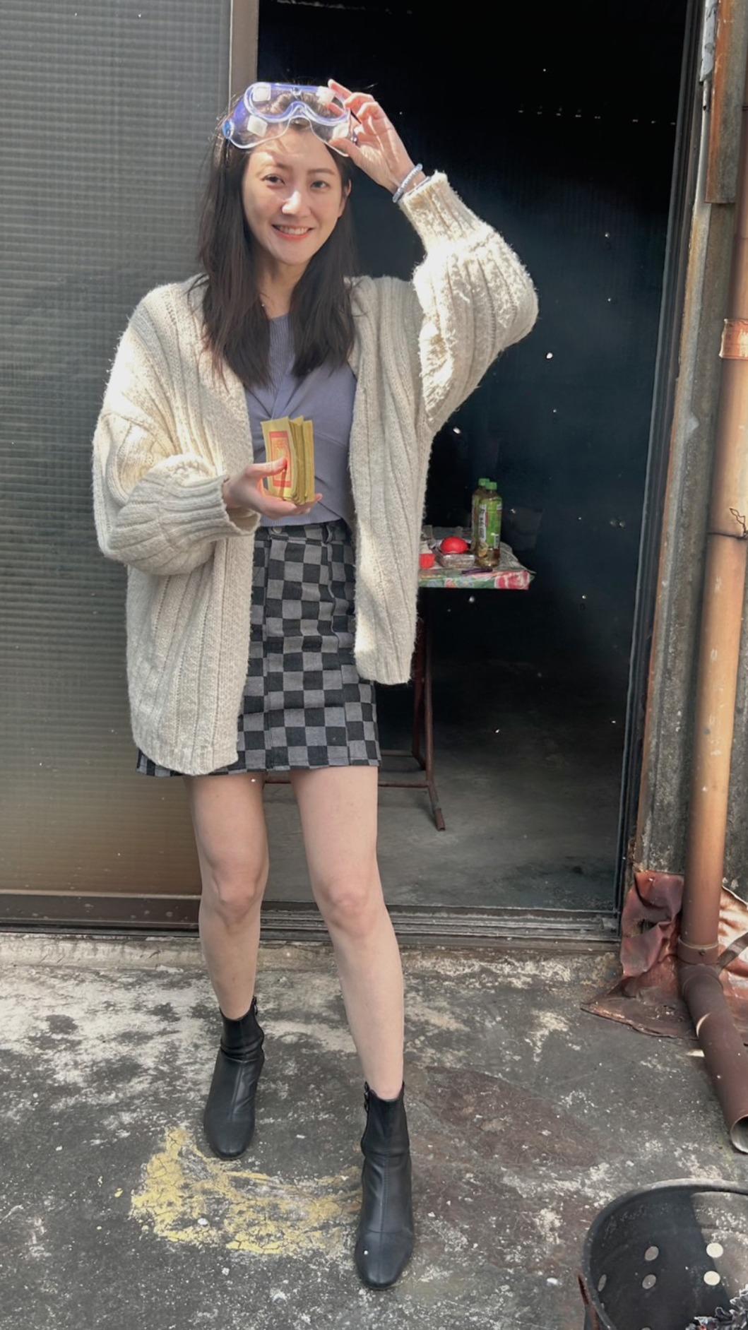 林逸欣會過敏戴護目鏡保護。(圖/鑫羽工作室提供)
