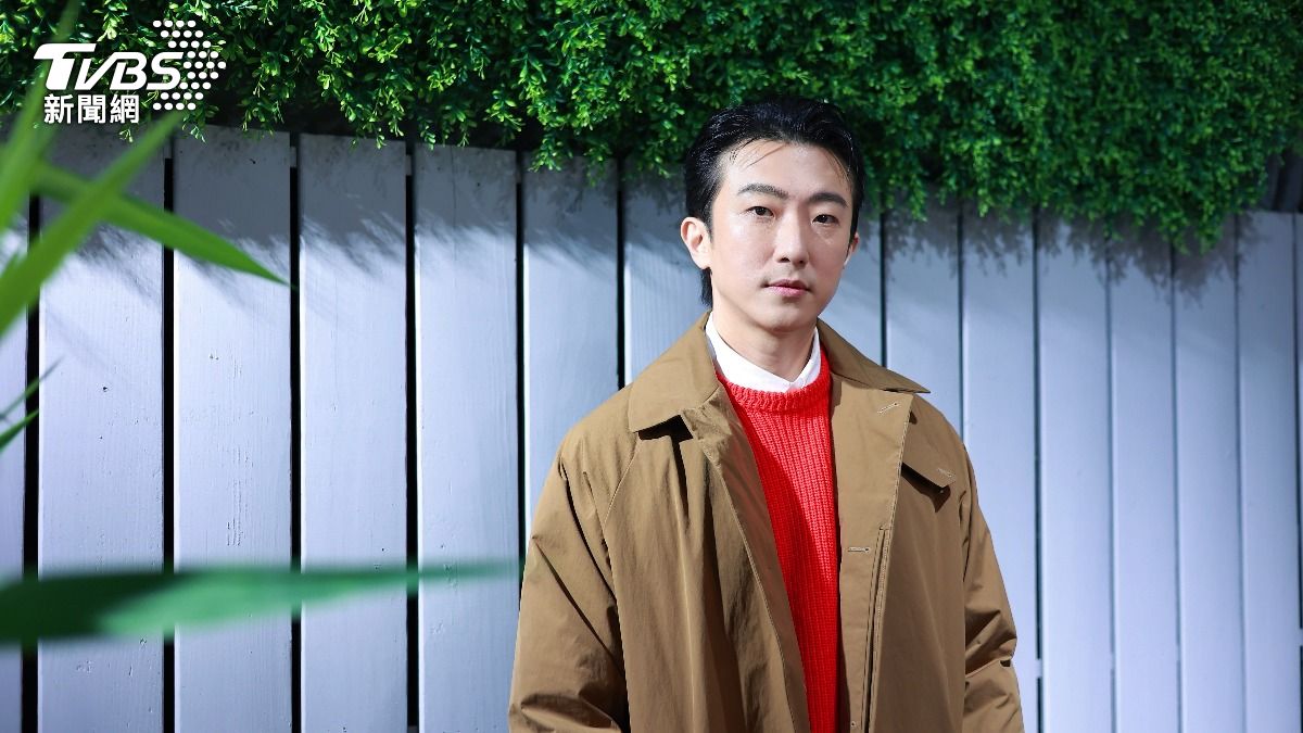 懷秋特別穿上應景的紅色毛衣,相當喜氣。(圖/黃城碩攝)