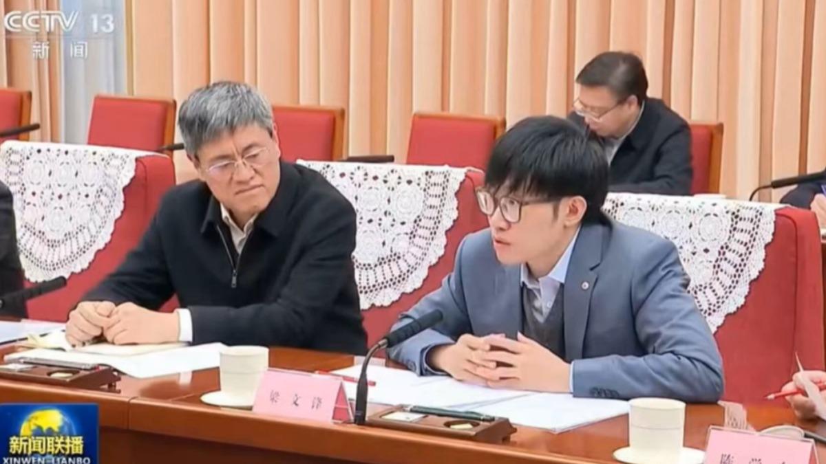 DeepSeek創辦人梁文鋒與陸總理李強同框 一周前座談會給建言