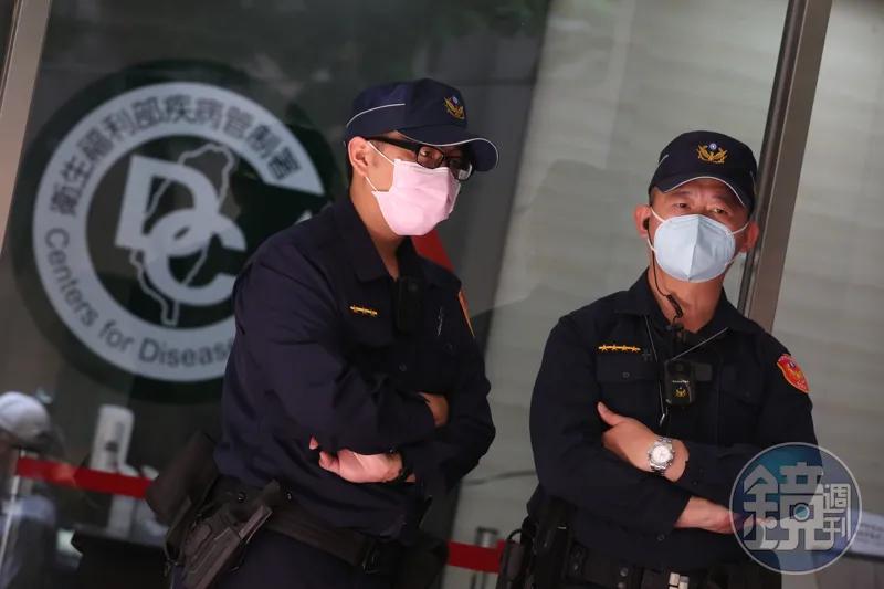 春節期間,警消依然堅守崗位,沒有休假。(圖/鏡週刊)