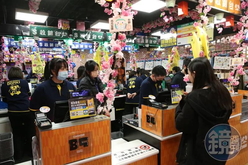 過年期間,服務業人員成為了最辛苦的群體之一。(圖/鏡週刊)