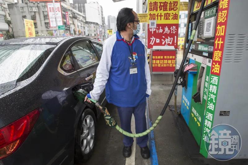 長假前,許多人會湧向加油站加油。(圖/鏡週刊)