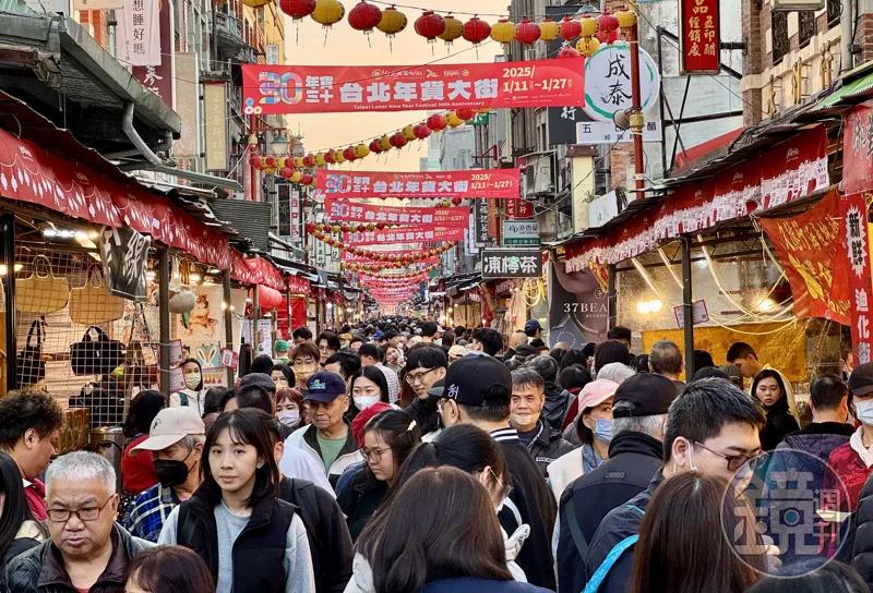 隨著春節來臨,年貨大街也成為了購物熱點。(圖/鏡週刊)