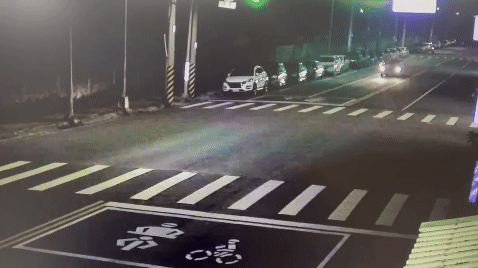 恐怖車禍!轎車鬼切擊落紅牌重機 21歲騎士噴飛手腳骨折