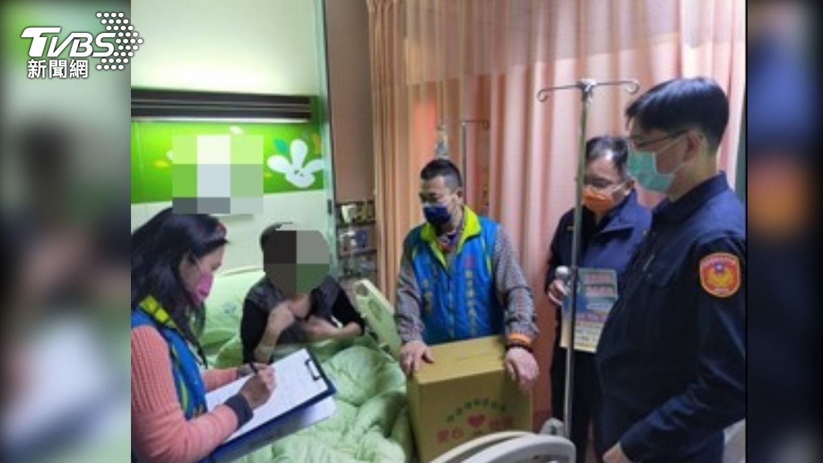 警方偶然得知此事，也聯繫慈善團體，一同提供物資與救助金。（圖／TVBS）