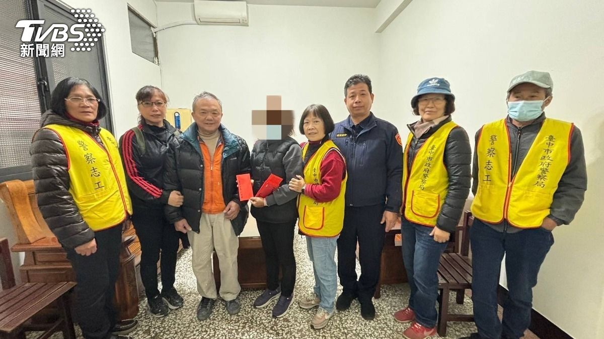 眾人捐贈慰問金、物資給李媽媽。(圖/TVBS)