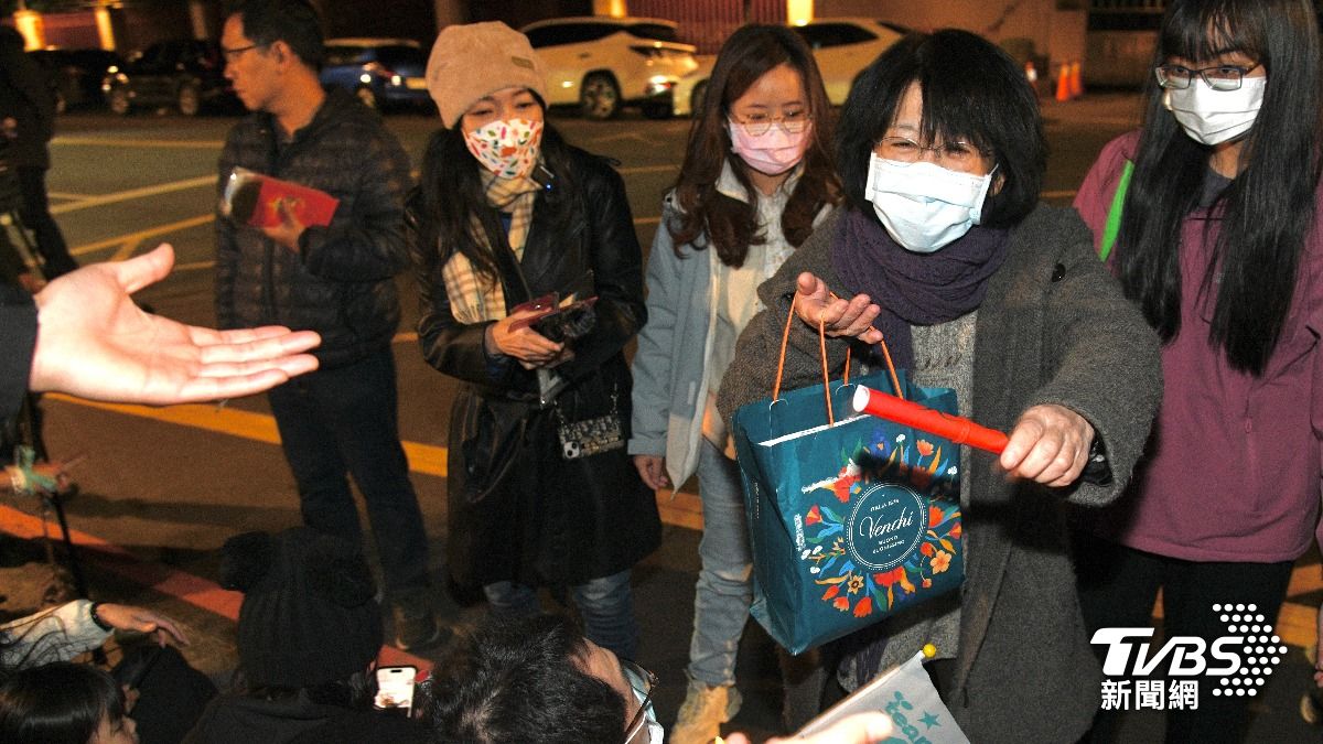 嘆柯文哲雙腳被凍腫!陳佩琪淚尋「活著的理由」:怕被押到死