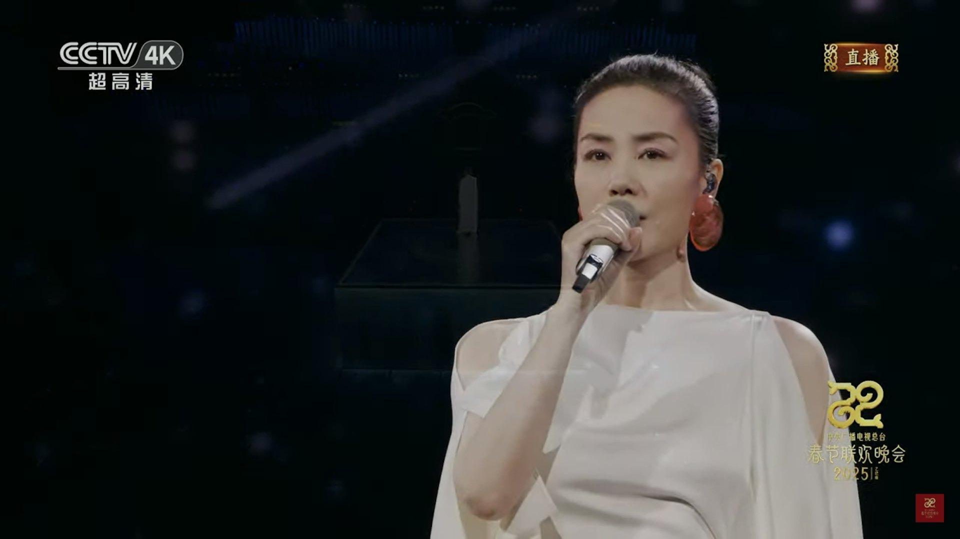 王菲在舞台上演唱《世界贈予我的》。（圖／翻攝自央視）