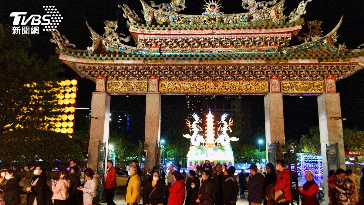 國定古蹟龍山寺實踐環保 導入太陽能板創電