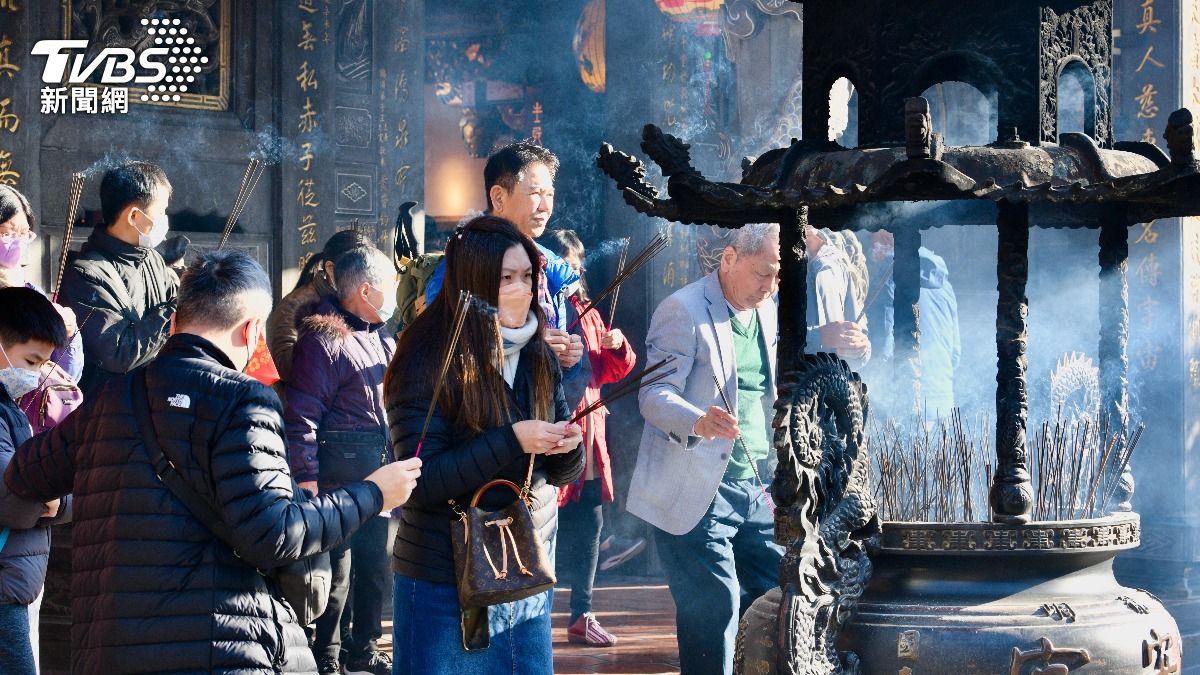大年初一國運籤出爐!撞鐘108響 大龍峒保安宮諭「先苦後甘」