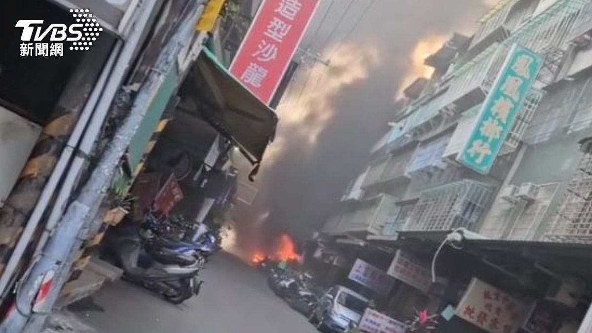 初一新莊四維路火警竄濃煙 爆炸聲響不停害50輛汽機、電動腳踏車燒毀