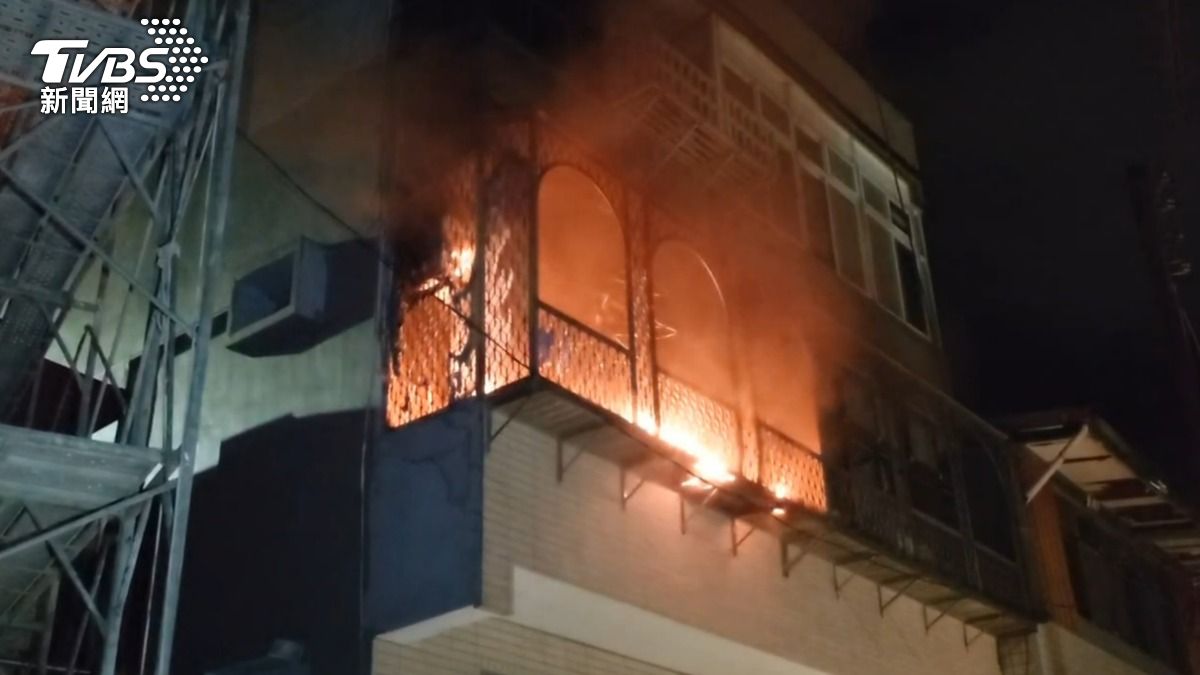 基隆民宅深夜傳「爆炸聲響」後陽台起火 住戶狂奔懷疑鞭炮惹禍