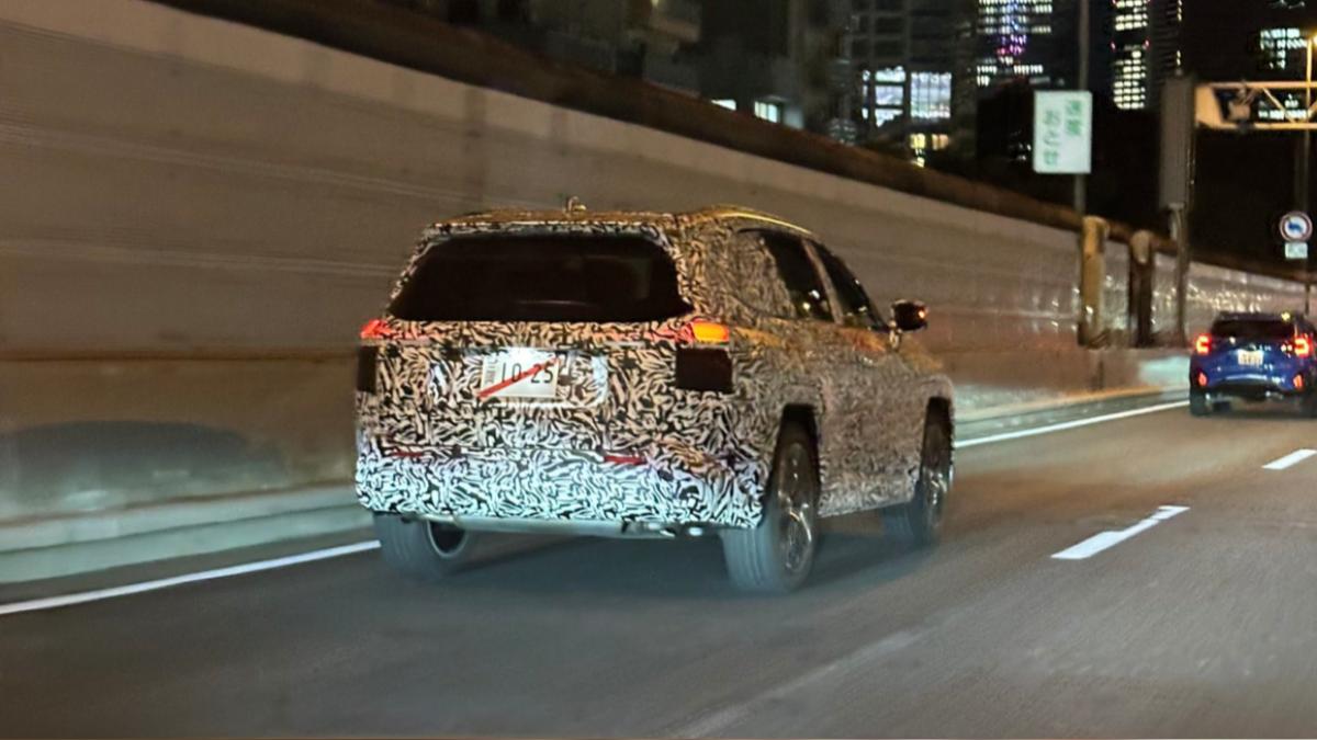 車尾似乎較接近現行款的輪廓,再換上更大尺寸的擾流翼與新款尾燈,整體造型更加流線且精緻。(圖/翻攝自X@sakai5102000)