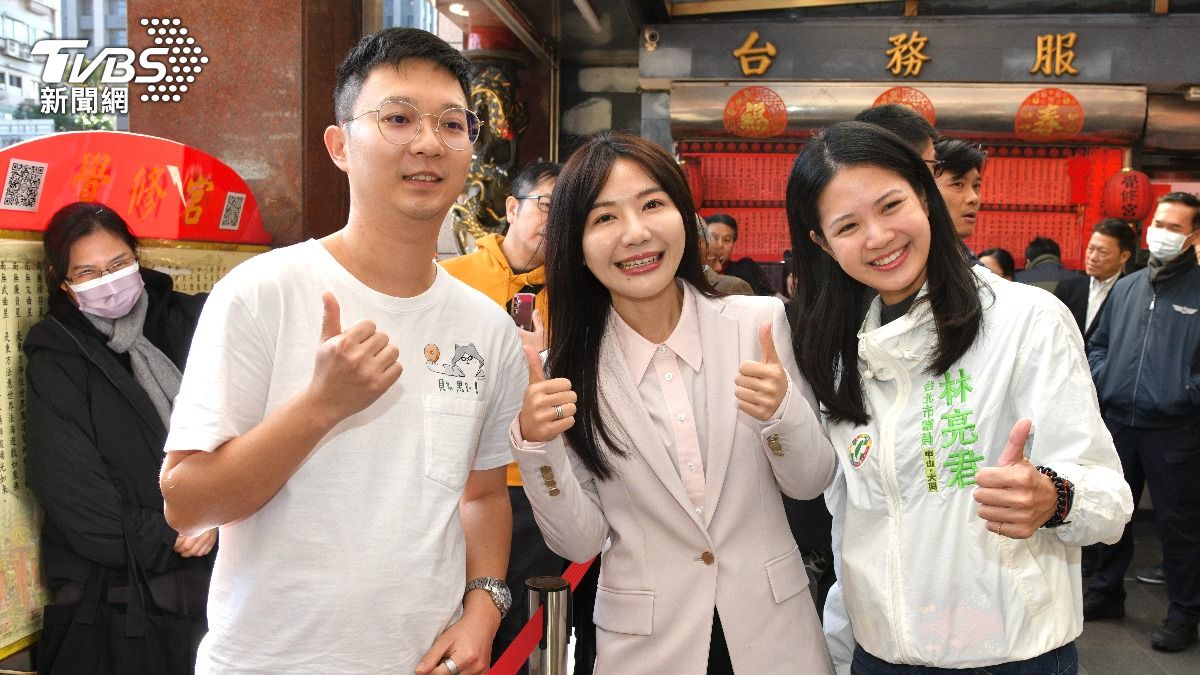 到覺修宮參拜的立委吳沛憶(右二)和市議員林亮君(右一)和民眾合照。(圖/胡瑞麒攝)