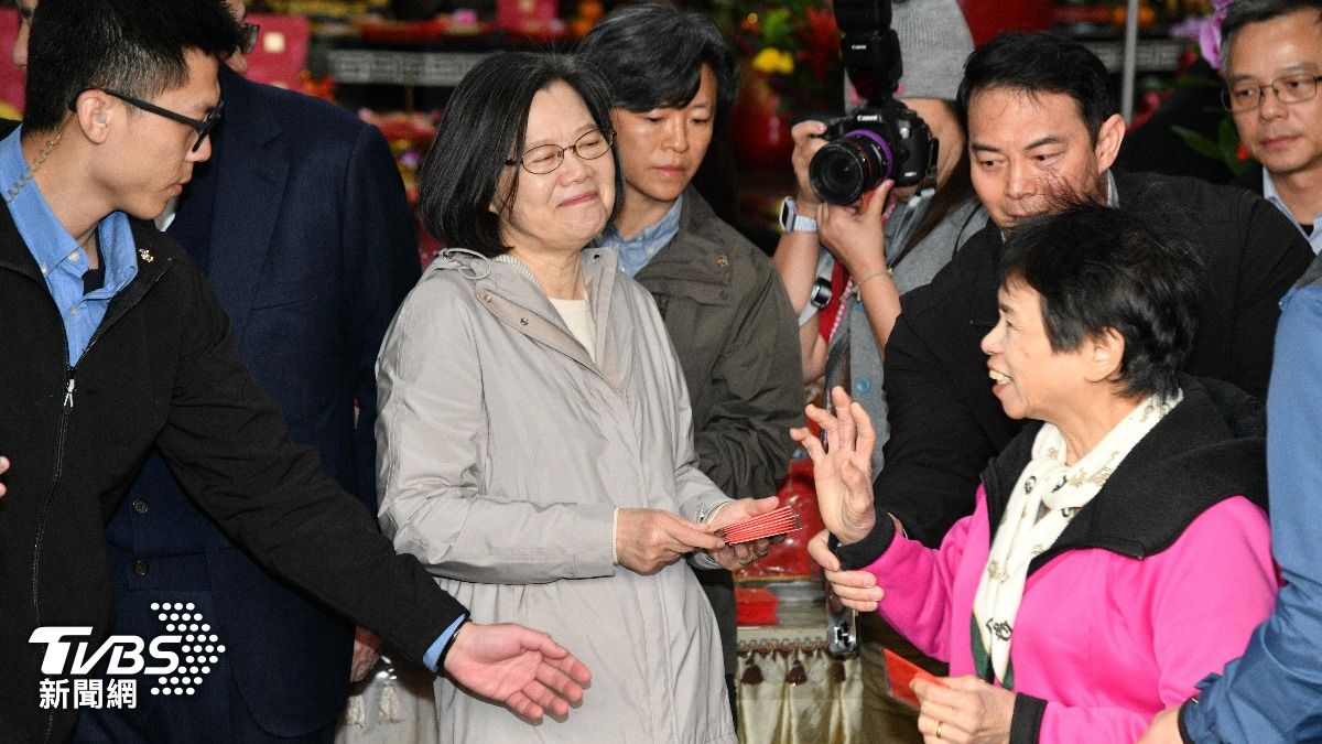 小英卸任後首發福袋！上百人排隊　蔡英文：希望國家越來越好