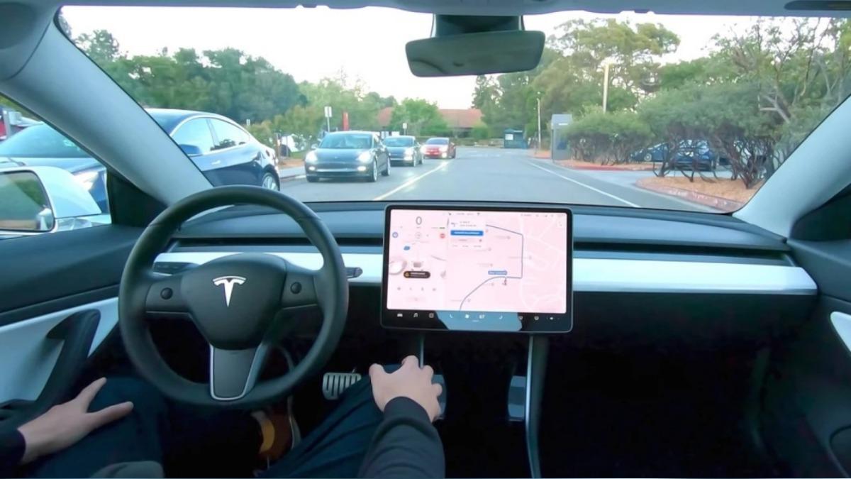 在Tesla Autopilot系統中,若未偵測到駕駛人的手在方向盤上,系統會逐步發出視覺與聲音警告,最終可能減速停車並鎖定功能。(圖/Tesla)