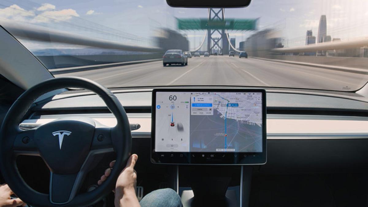 隨著駕駛人逐步熟悉Autopilot的注意力提醒,他們在第一次警告響起後的反應時間逐漸縮短,且在警告解除後不久便再度放鬆警覺,展現出系統依賴的趨勢。(圖/Tesla)