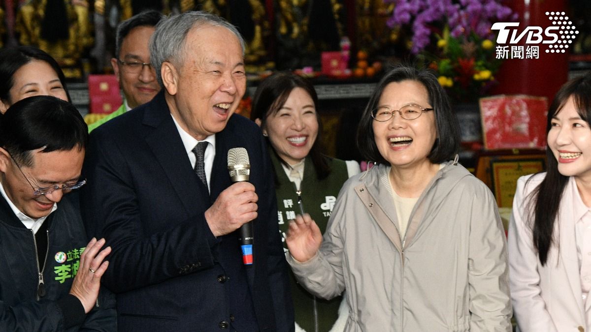 前總統蔡英文大年初一到覺修宮上香拜拜,覺修宮董事長陳忠源稱蔡十五年除了台南地震之外年年都來。(圖/胡瑞麒攝)
