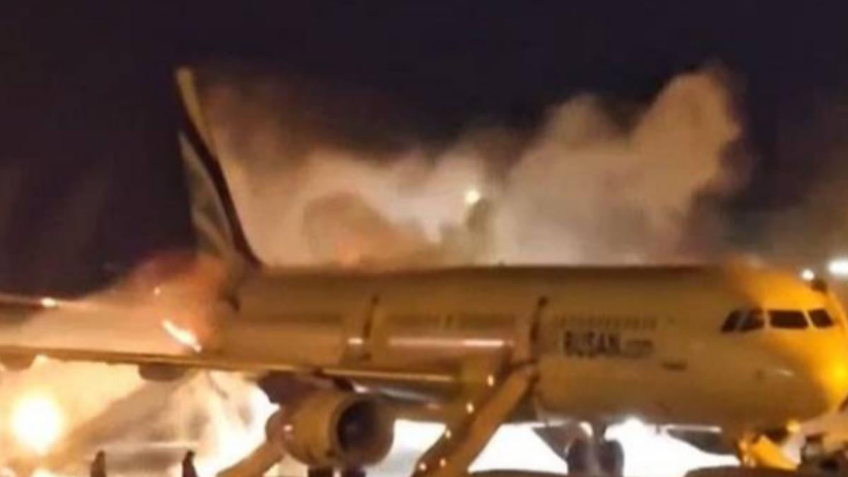 機艙後段的行李架起火，火勢延燒至機身。（圖／取自韓聯社）