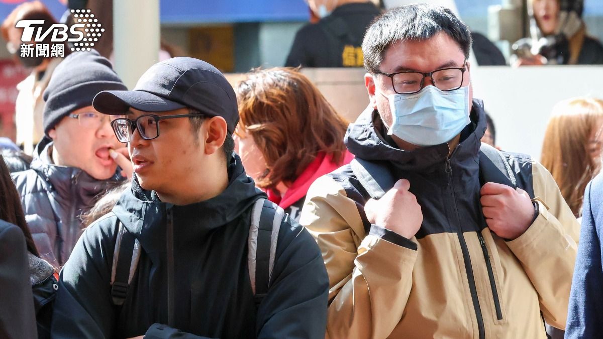 鄧先生(右)除夕下午四點就到場排隊搶得第一，中斷葉先生(左)連續排得18年的頭香紀錄。（圖/華子琛攝）