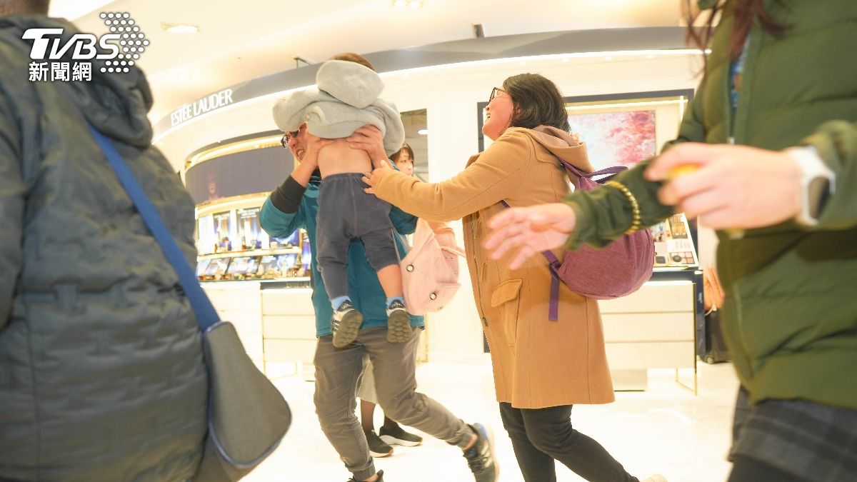 開館時間一到，民眾拔腿 狂奔衝入館內搶買福袋。（圖/華子琛攝）