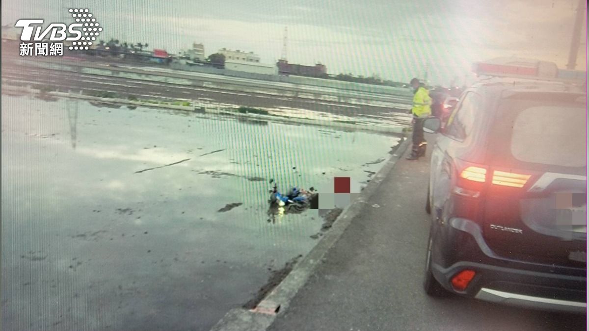 他姓移工不知何故摔落水田中死亡。(圖/TVBS)
