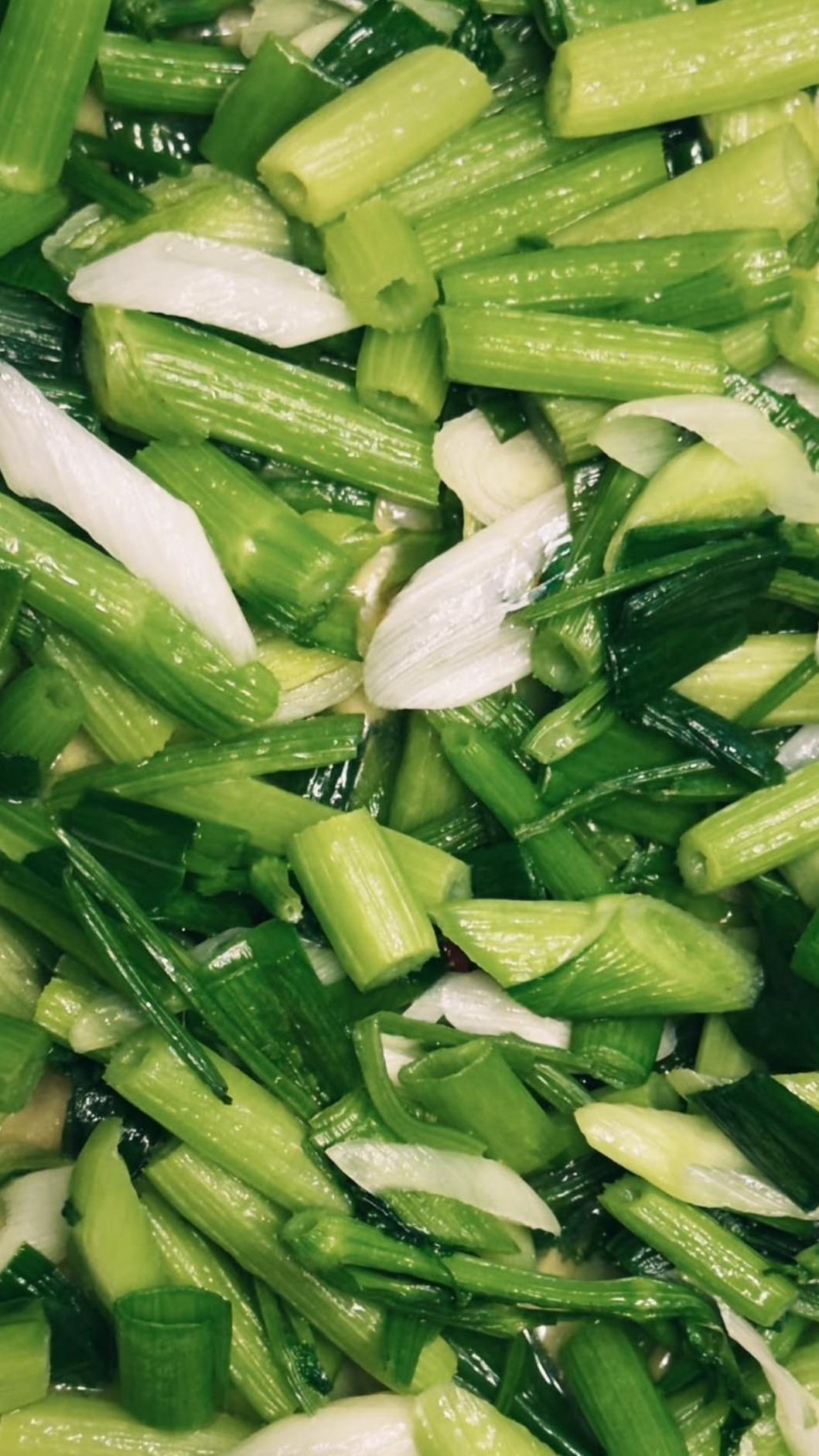 阿信家的年菜非常特別,是芹菜炒青蔥。(圖/翻攝自阿信Threads)