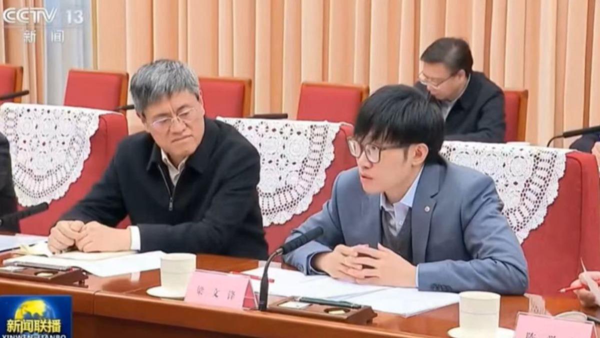 梁文鋒日前,才參加中國國務院總理李強主持的專家座談會。(圖/翻攝CCTV)