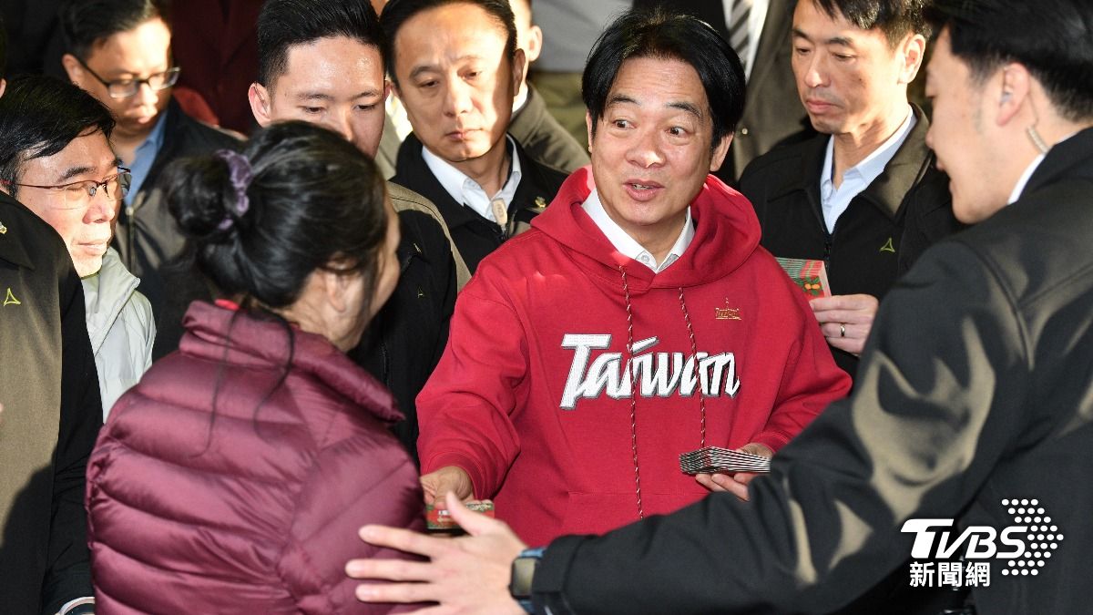 賴清德穿紅色「TAIWAN」帽T走透透　初二、初三想拿福袋看這裡