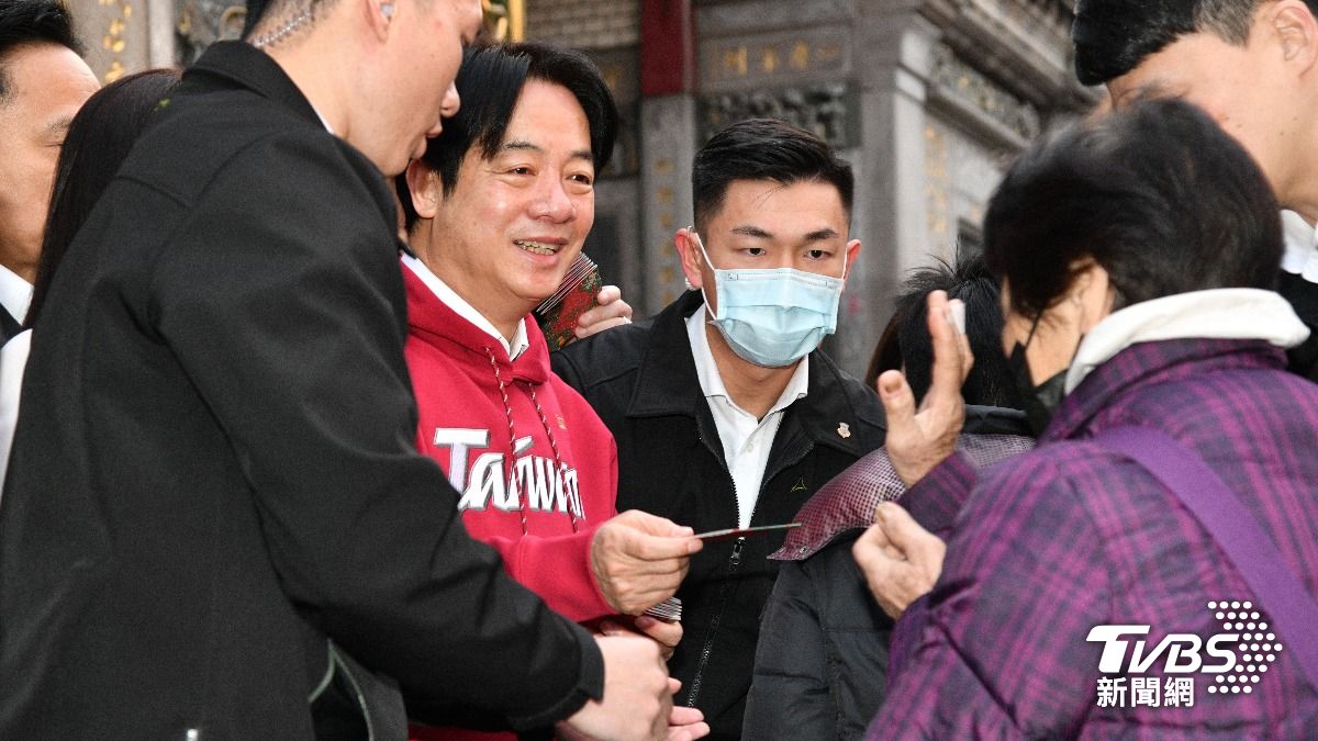 賴清德穿著中華職棒與總統府聯名客製款的紅色「Taiwan」帽T,展開為期3天的全台各地春節拜年行程。(圖/胡瑞麒攝)