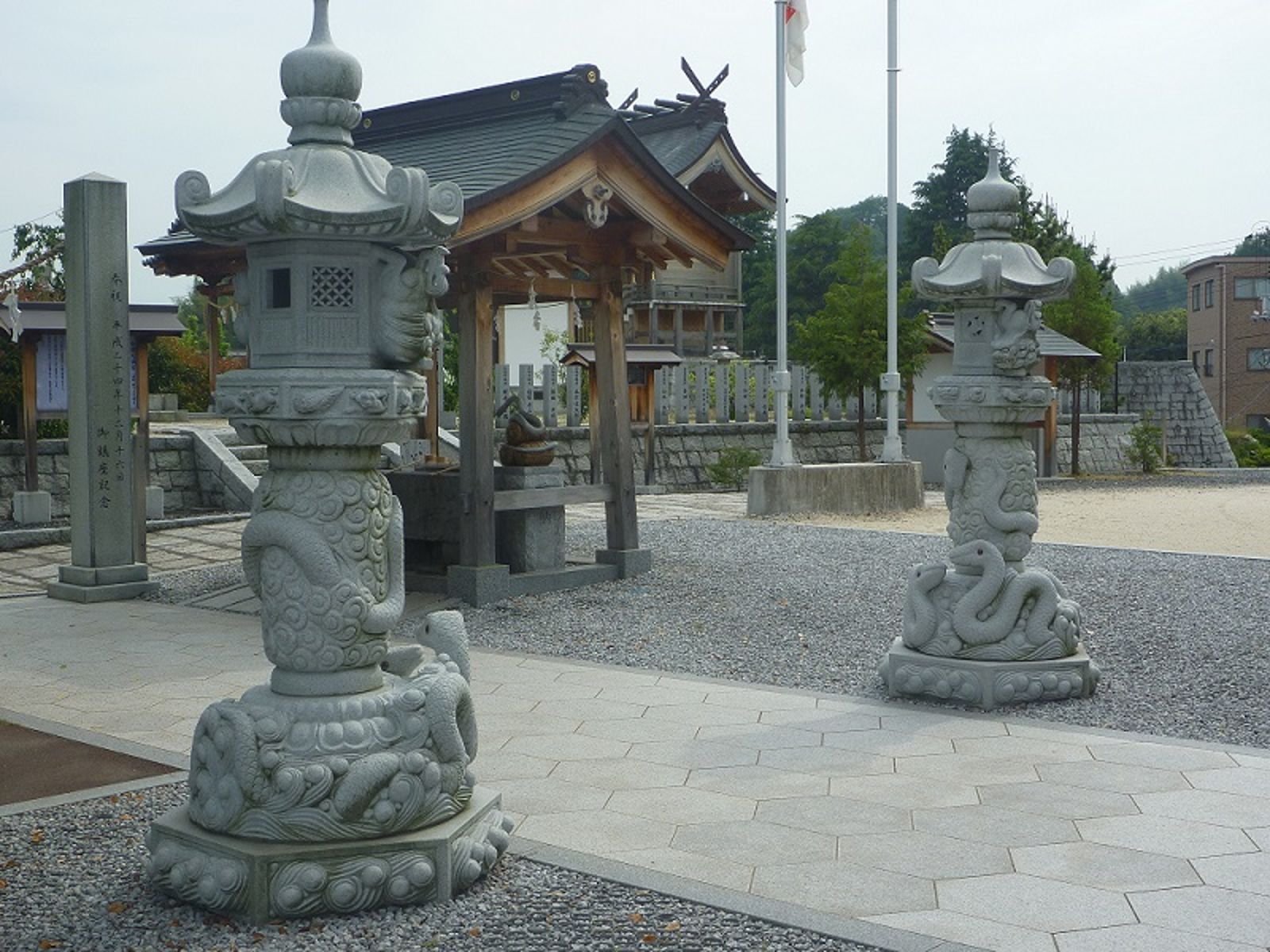 岩國白蛇神社有許多白蛇裝飾。(翻攝岩國白蛇神社X)