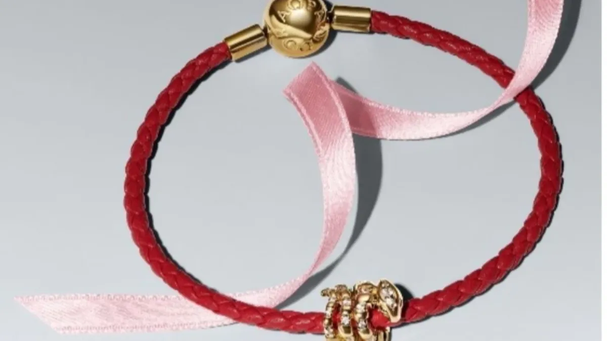 PANDORA的金蛇手鍊,以紅色細繩串上金蛇串飾,主體以鍍14k金搭配鋯石點綴。(圖/PANDORA提供)