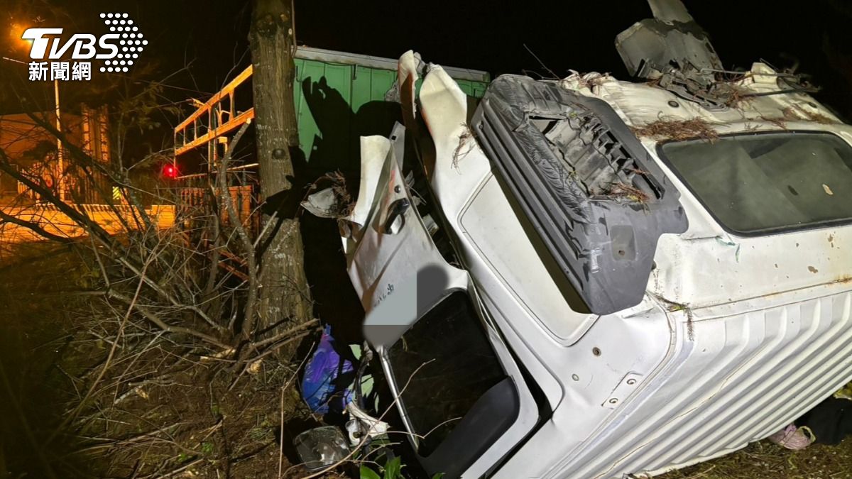 有片/新年恐怖斷頭!花蓮轎車、貨車互撞 2駕駛重創送醫