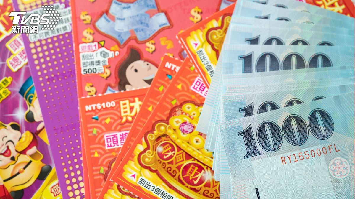 一家拜完竹蓮寺手氣旺 挑「這張歪歪的」幸運刮出第二個2000萬