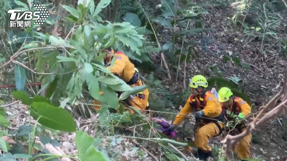 張男在咬人坑登山步道內準備迴轉時,不慎誤踩油門,結果掉到山谷內。(圖/TVBS)
