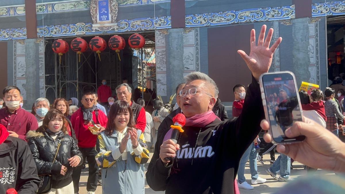 蔡其昌祝福何欣純「心想事成」。(圖/林冠丞攝)
