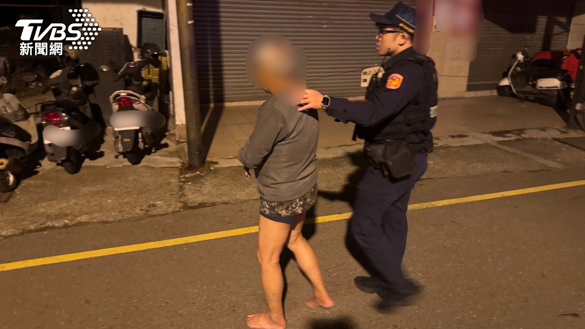 狀態不佳的73歲林姓老翁,只穿內褲蜷縮在東海大學人行道的牆角旁。(圖/TVBS)