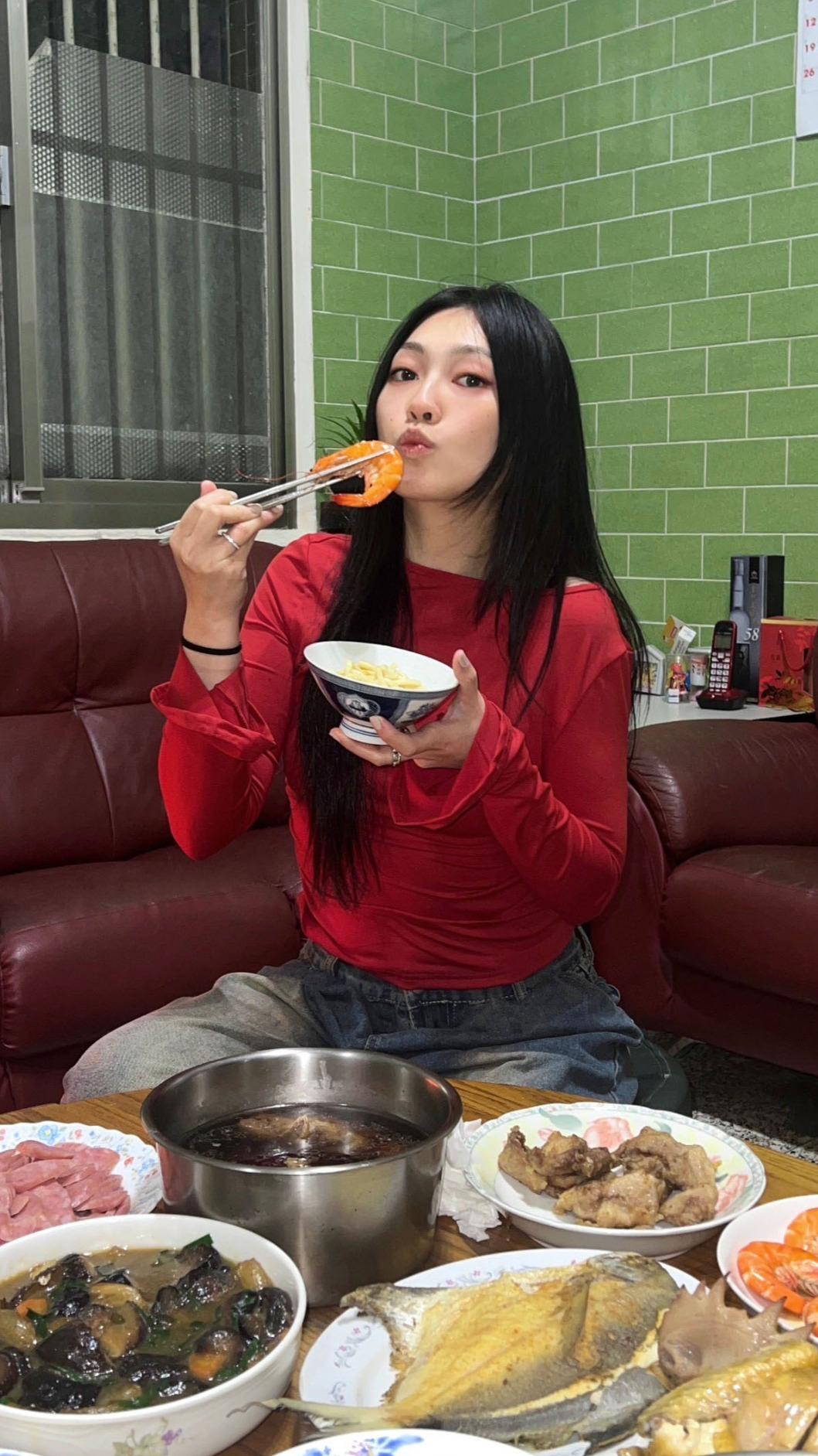 琟娜開心享用年夜菜,更和家人一起團圓守歲。(圖/谷優娛樂提供)