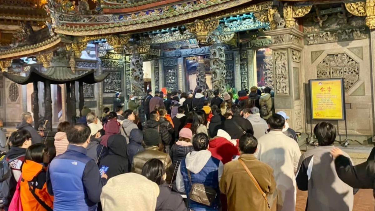 南鯤鯓代天府新春開廟門團拜人潮洶湧。(圖/翻攝南鯤鯓代天府fb)
