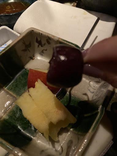 櫻桃疑似有被吃過的痕跡。(圖/翻攝自業者Google評論)