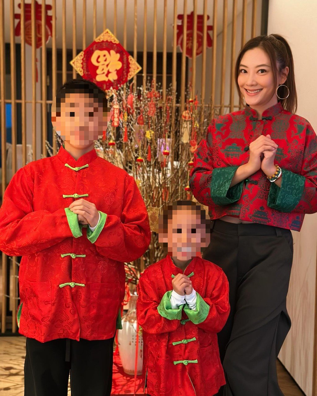 應采兒昨日曬出母子三人的賀年照。(圖/翻攝自應采兒IG)