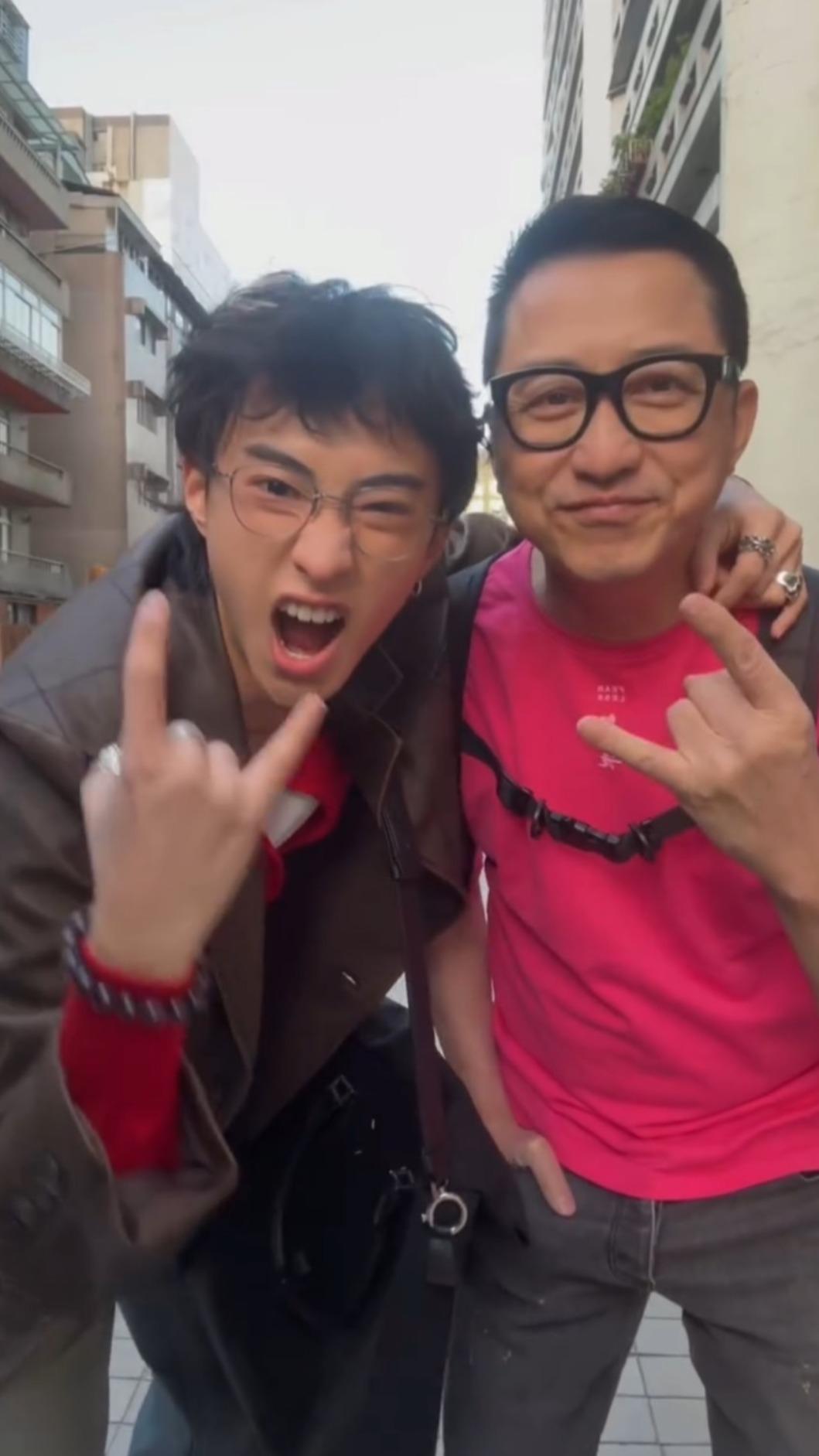 小哈利和哈林比起招牌的「ROCK」手勢。(圖/翻攝自庾恩利Threads)