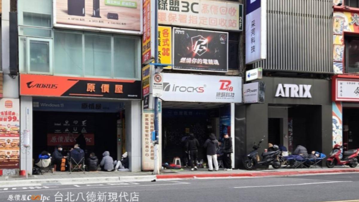 輝達RTX5090系列今晚10點開賣,光華商場附近商家已有粉絲排隊。(圖/原價屋提供)