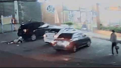陳女在超商前來回倒車後衝破超商大門。(圖/民眾提供)