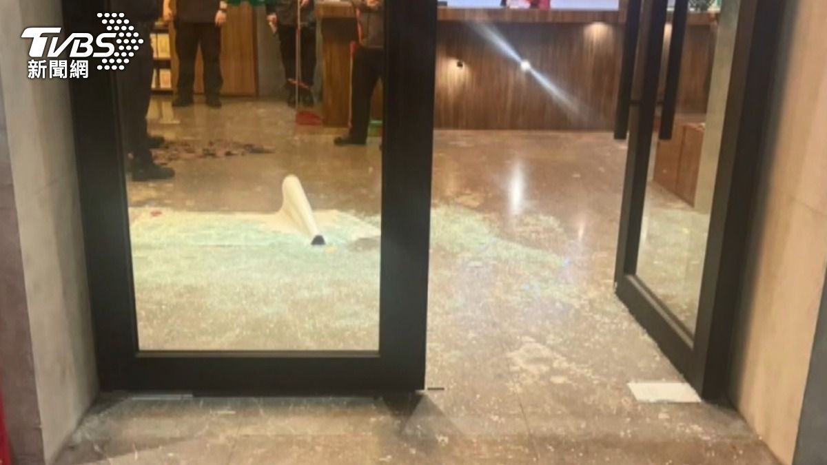 北市知名按摩店初一遭砸！3球棒猴不滿1事　砸爆玻璃跑了