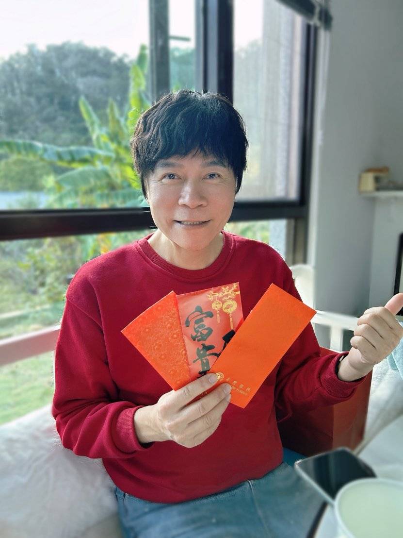 洪榮宏收到兒女的紅包,讓他笑開懷。(圖/翻攝自洪榮宏臉書)