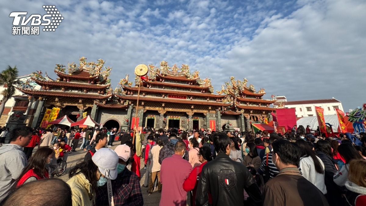 北汕尾媽祖宮鹿耳門天后宮 ，信徒走春排隊拿通寶。（圖／林雅婷攝）