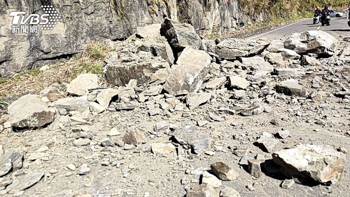 阿里山公路發生落石坍方。(圖/TVBS)