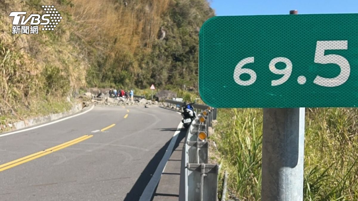 目前雙向道路中斷。(圖/TVBS)