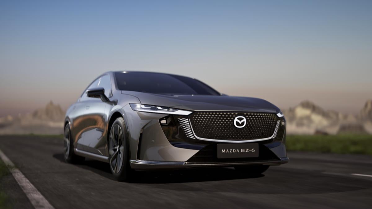2024年亮相的Mazda EZ-6轎車曾展示過無陰影的發光版Logo，可能就是新廠徽的嘗試應用。（圖／長安馬自達）